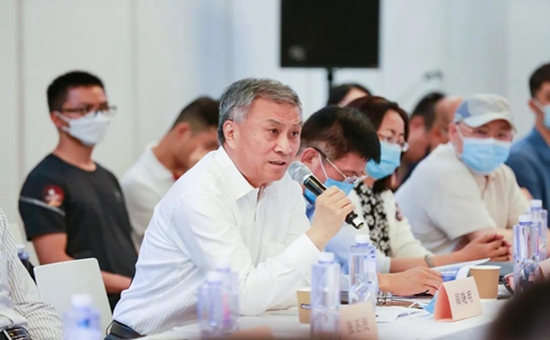 阎晓明在圆桌会议上做总结发言