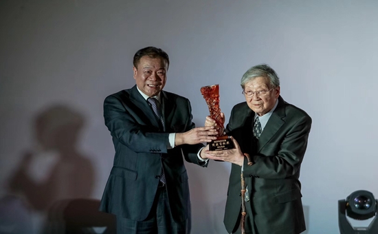 张丕民向李行导演颁发＂两岸电影交流特殊贡献奖＂