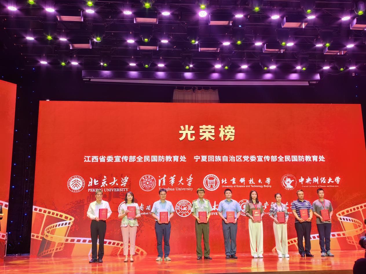 在“项目部”活动中表现优异、取得优良社会效果的单位代表接受表彰